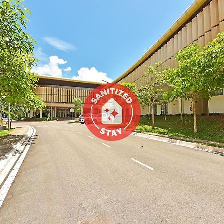 Capital O 90614 Cvia Ummul Hotel Паданг Бесар Екстериор снимка