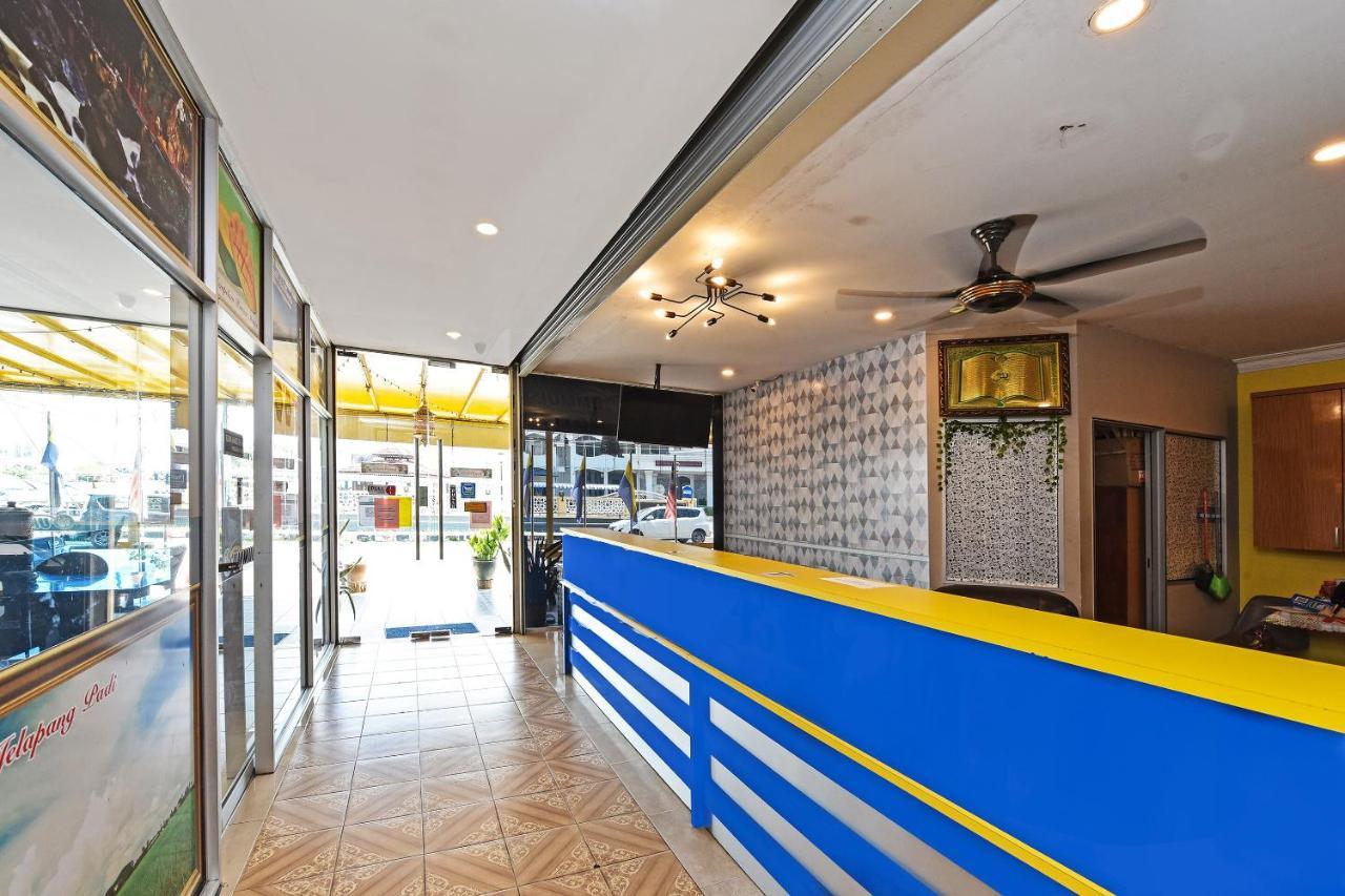 Capital O 90614 Cvia Ummul Hotel Паданг Бесар Екстериор снимка