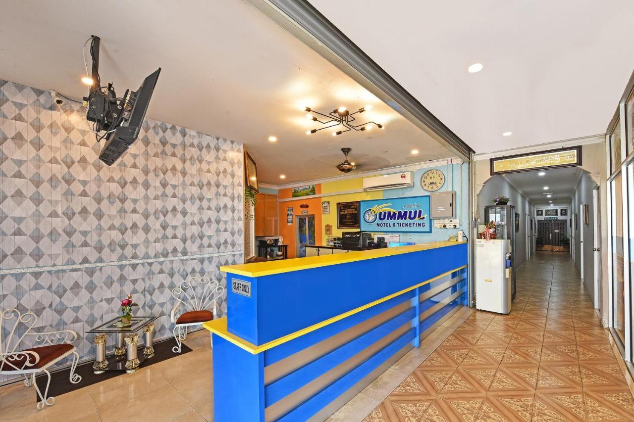 Capital O 90614 Cvia Ummul Hotel Паданг Бесар Екстериор снимка