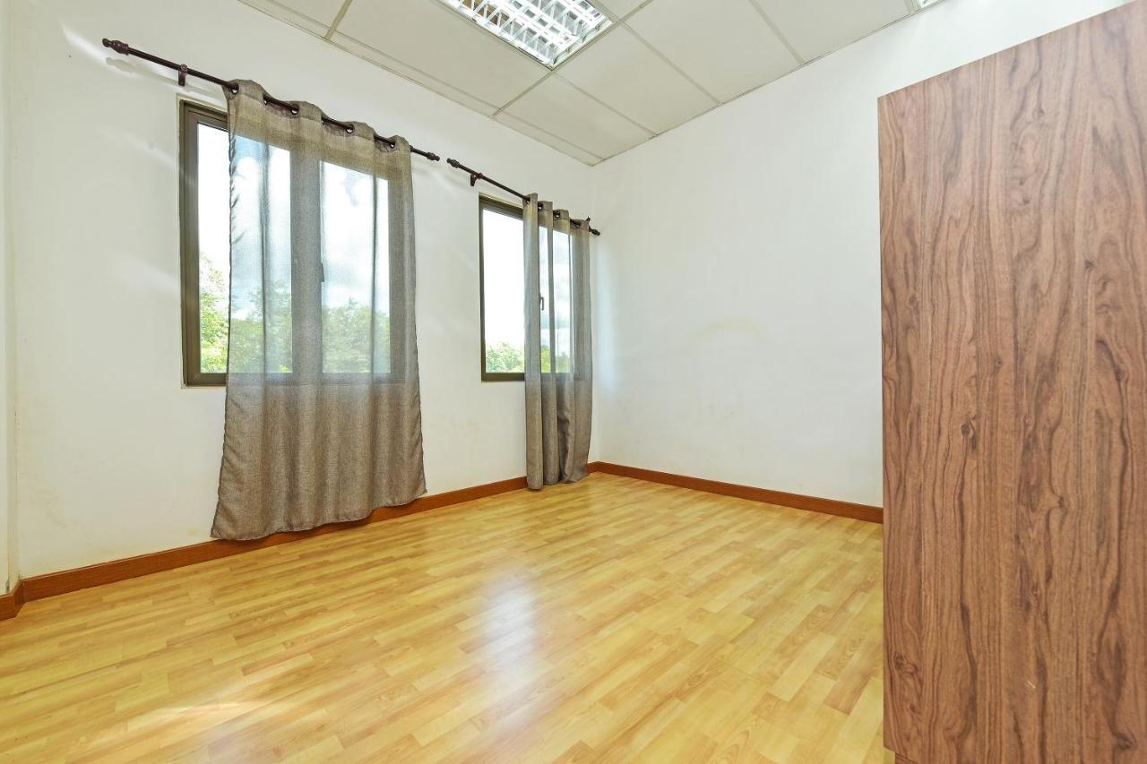 Capital O 90614 Cvia Ummul Hotel Паданг Бесар Екстериор снимка
