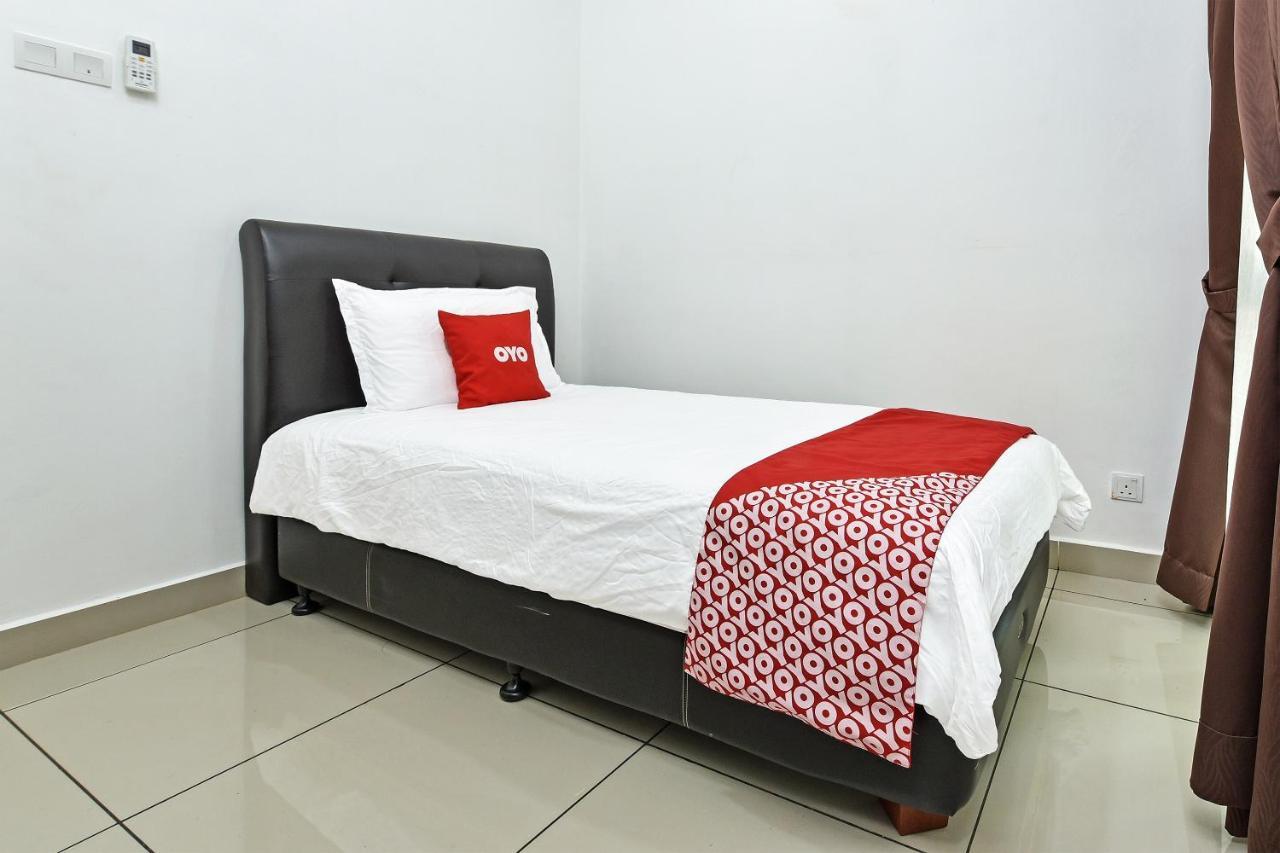 Capital O 90614 Cvia Ummul Hotel Паданг Бесар Екстериор снимка