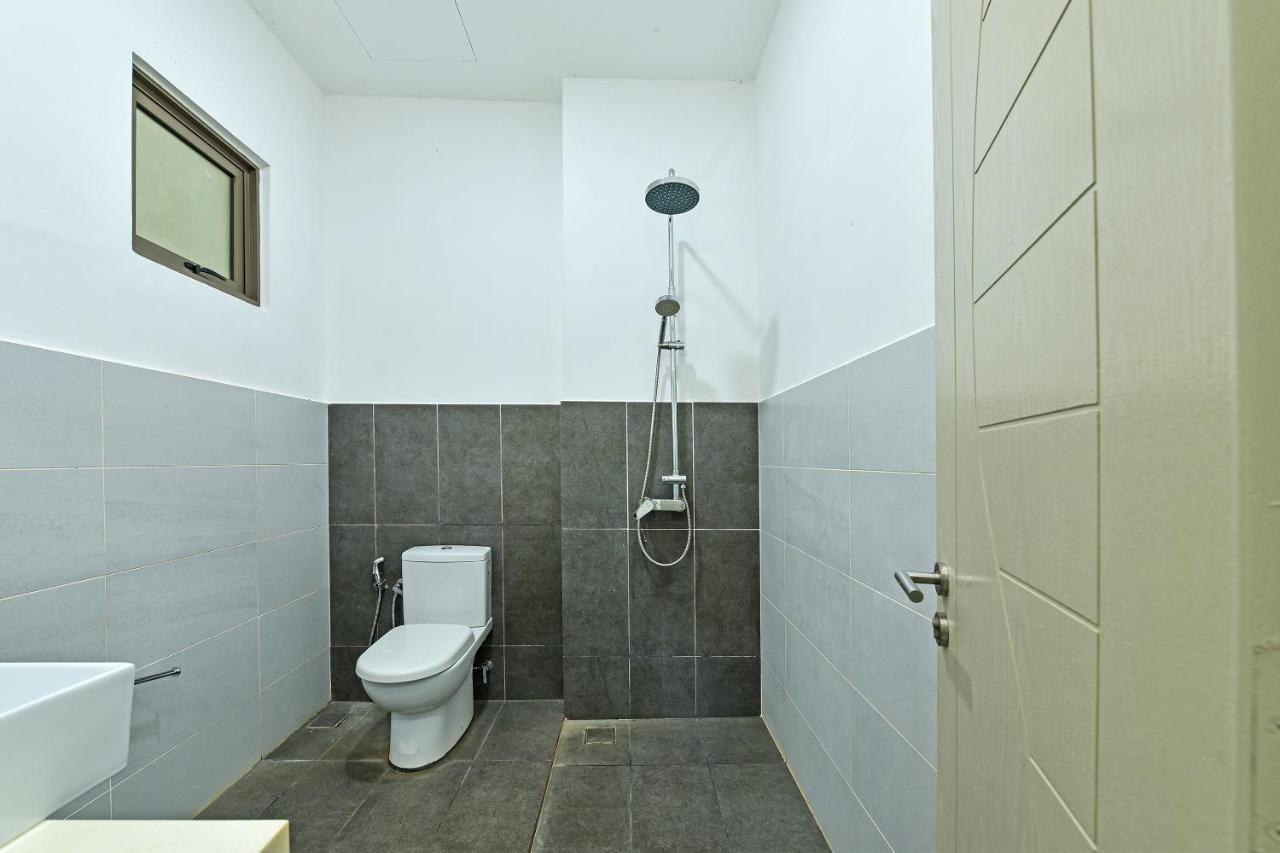 Capital O 90614 Cvia Ummul Hotel Паданг Бесар Екстериор снимка