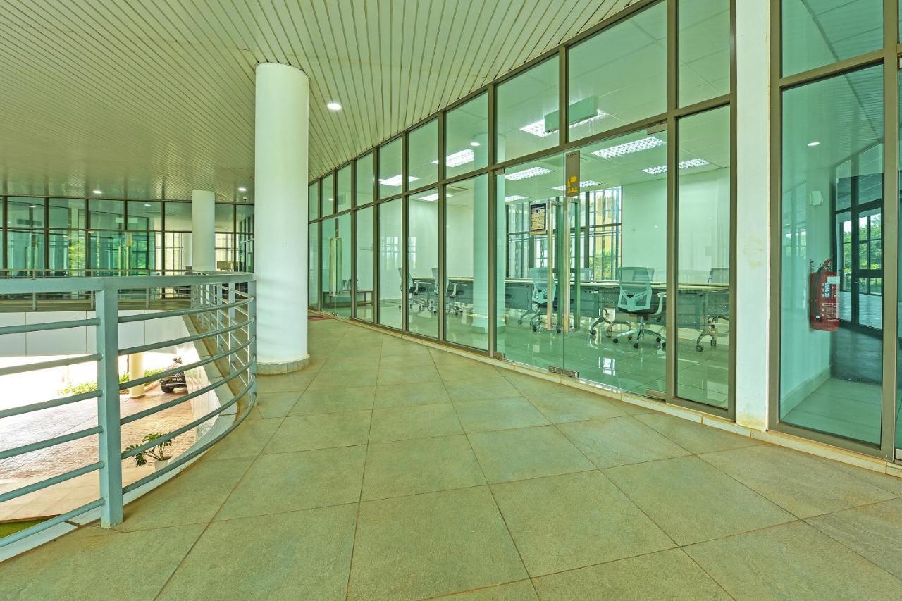 Capital O 90614 Cvia Ummul Hotel Паданг Бесар Екстериор снимка