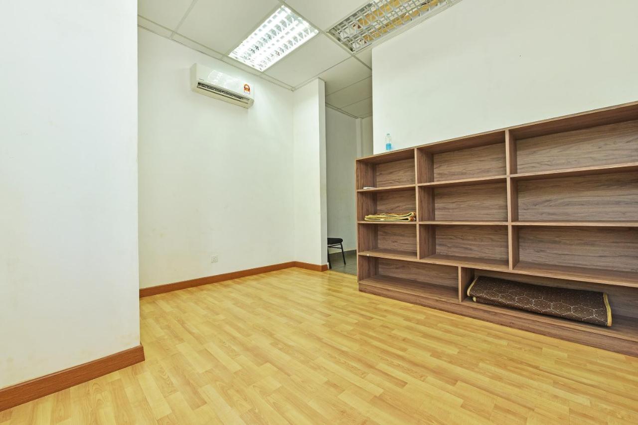 Capital O 90614 Cvia Ummul Hotel Паданг Бесар Екстериор снимка