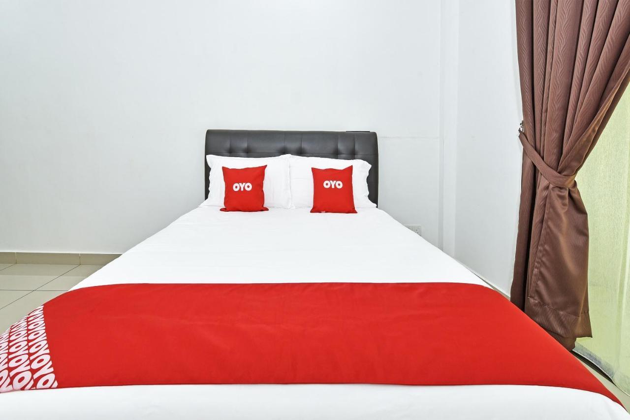 Capital O 90614 Cvia Ummul Hotel Паданг Бесар Екстериор снимка