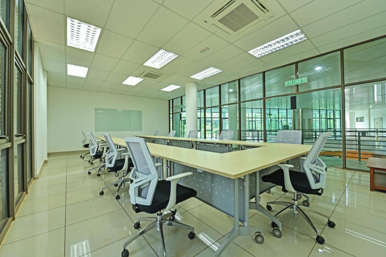 Capital O 90614 Cvia Ummul Hotel Паданг Бесар Екстериор снимка