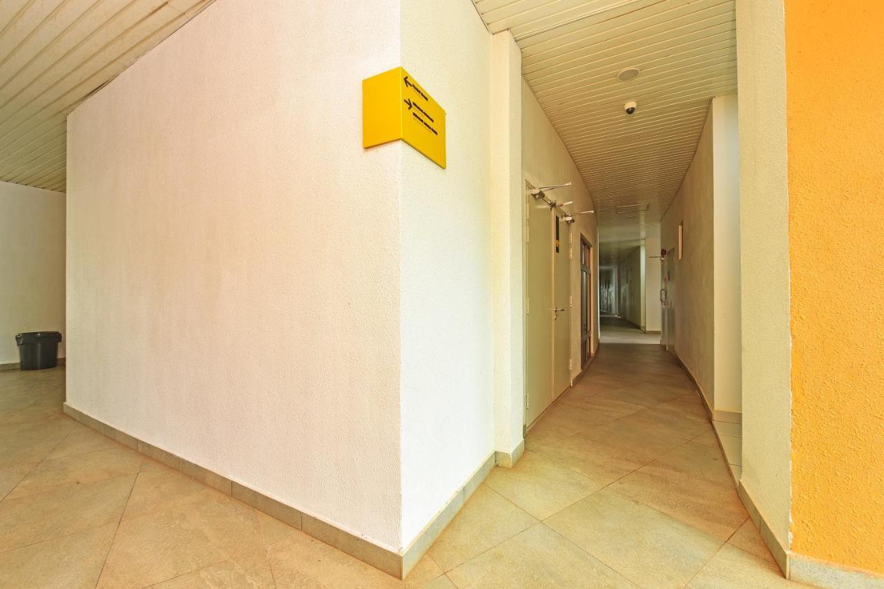 Capital O 90614 Cvia Ummul Hotel Паданг Бесар Екстериор снимка