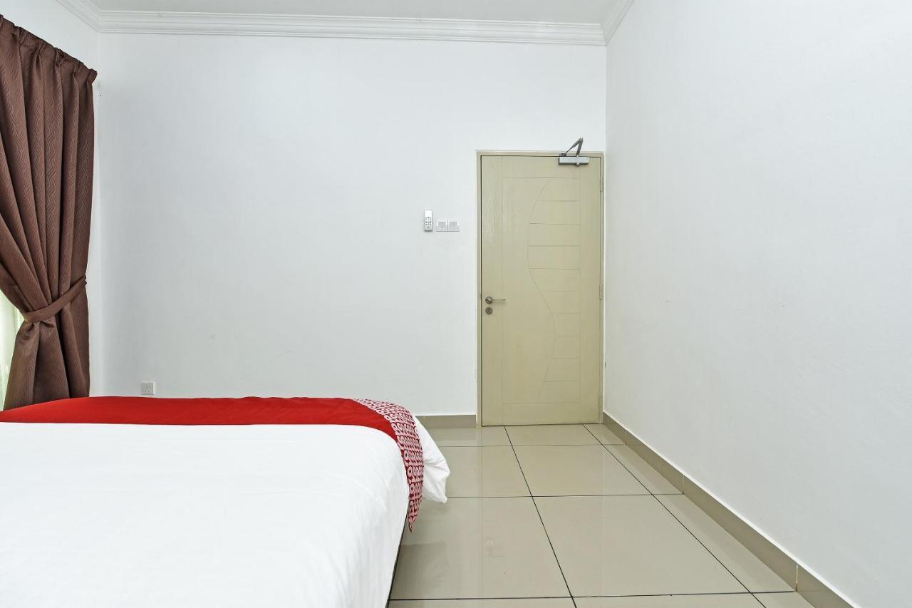 Capital O 90614 Cvia Ummul Hotel Паданг Бесар Екстериор снимка