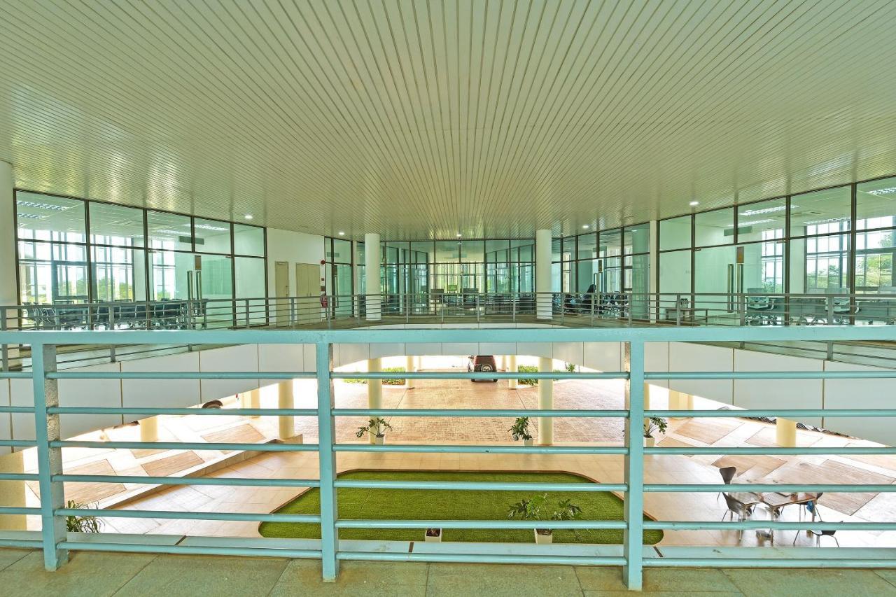 Capital O 90614 Cvia Ummul Hotel Паданг Бесар Екстериор снимка