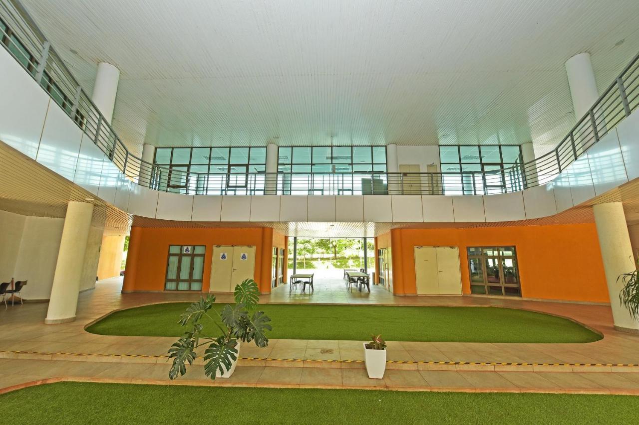Capital O 90614 Cvia Ummul Hotel Паданг Бесар Екстериор снимка