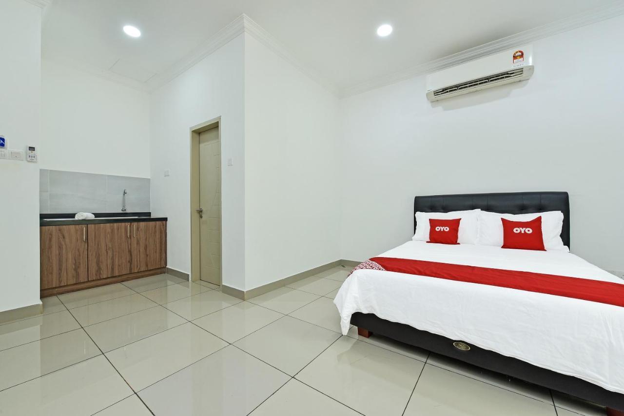 Capital O 90614 Cvia Ummul Hotel Паданг Бесар Екстериор снимка