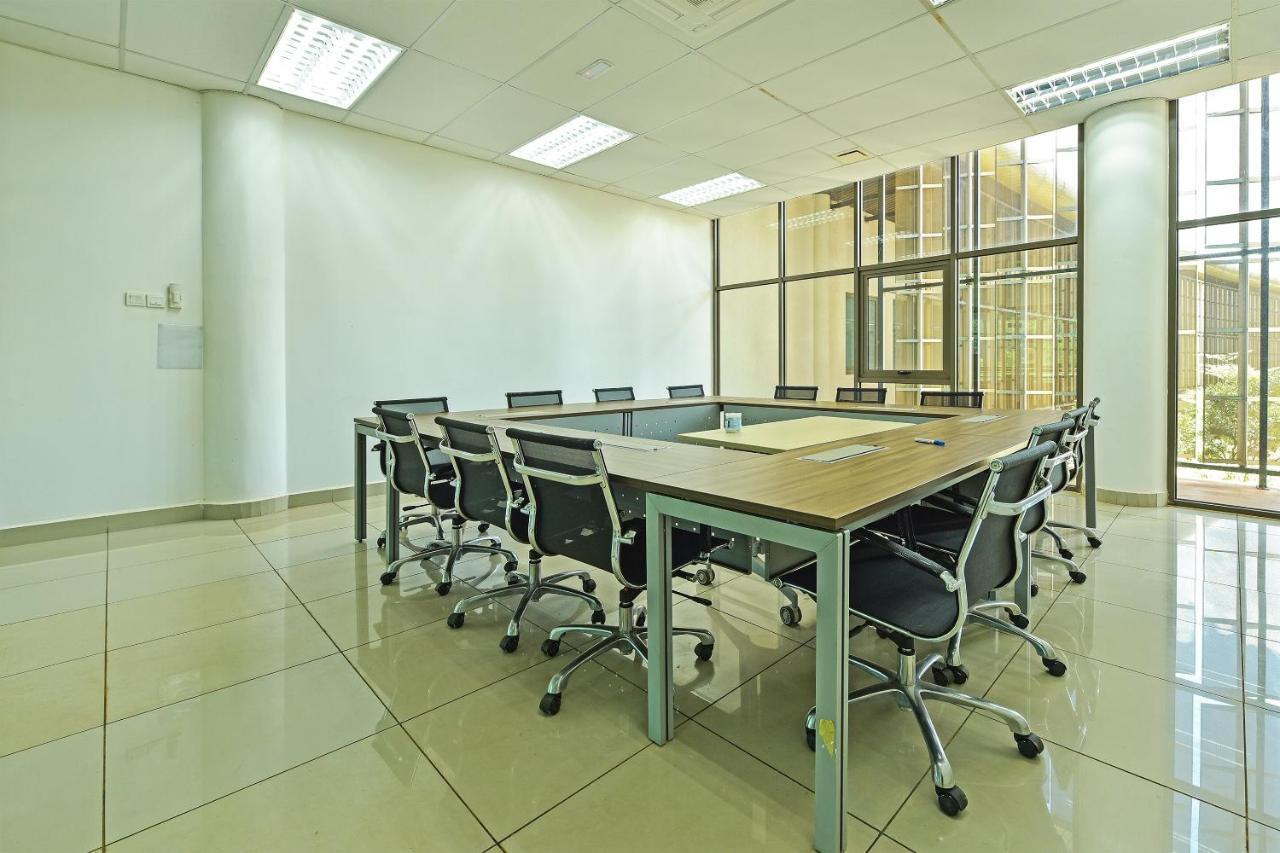 Capital O 90614 Cvia Ummul Hotel Паданг Бесар Екстериор снимка