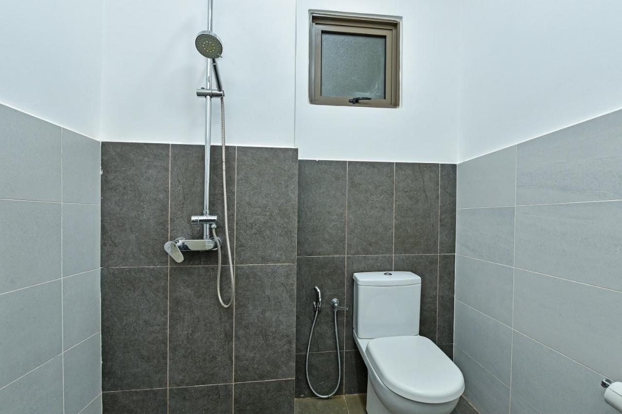 Capital O 90614 Cvia Ummul Hotel Паданг Бесар Екстериор снимка